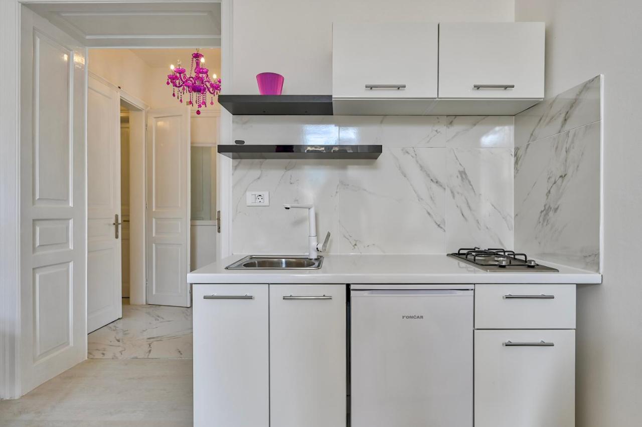 Collins Amethyst Center Apartment Pula Exterior photo