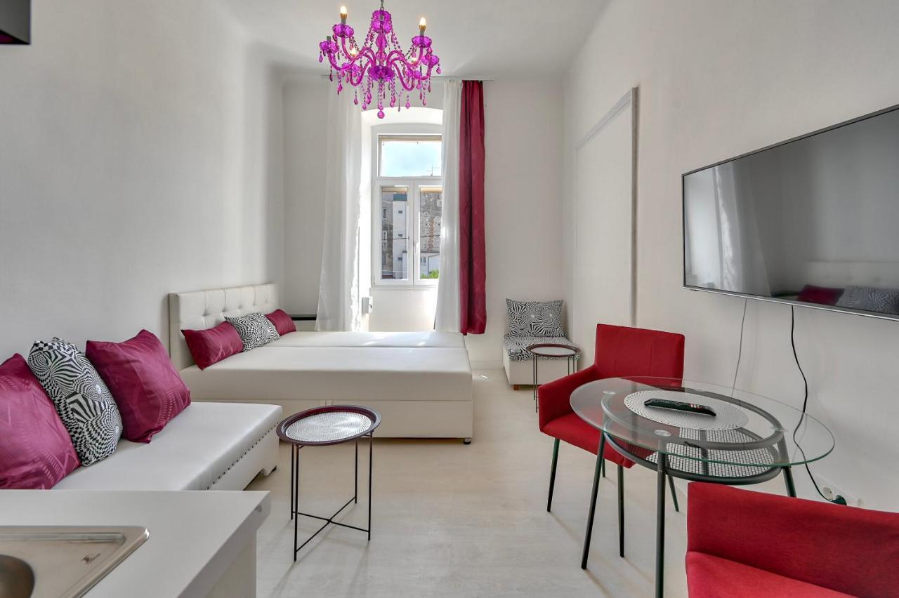Collins Amethyst Center Apartment Pula Exterior photo