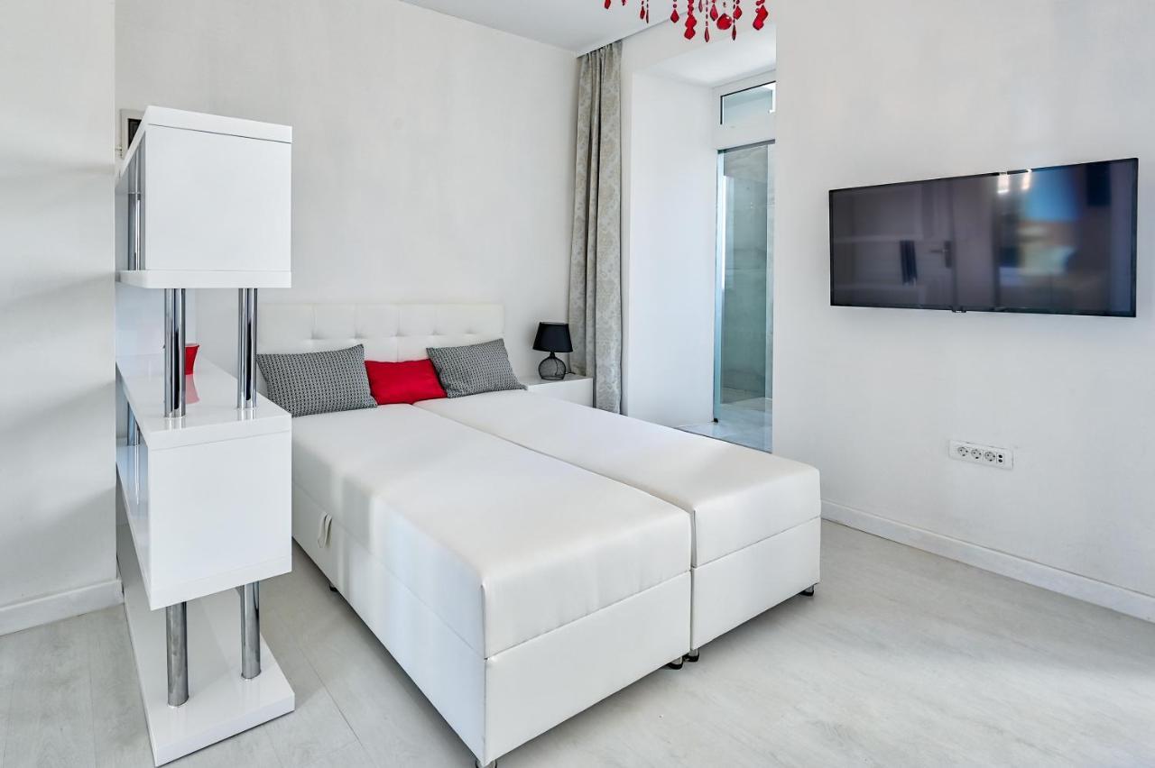 Collins Amethyst Center Apartment Pula Exterior photo